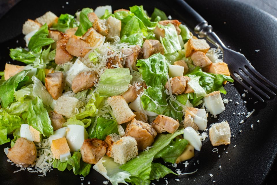 Цезар салата: Поефтина и практична е ако ја приготвите дома