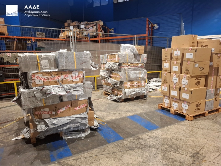 На аеродромот во Атина запленети над 1,6 милиони парчиња цигари