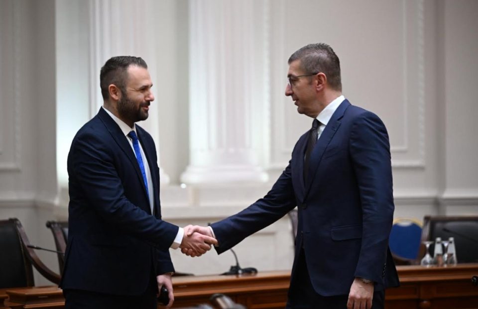 Рекорден интерес кај младите: Потпишани договорите за мерката „Самовработување“ од Оперативниот план