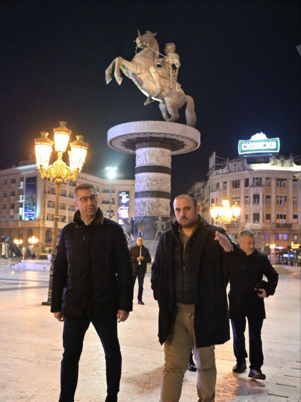 ФОТО: Ѓорѓиевски и Мицкоски во вечерна обиколка на Скопје