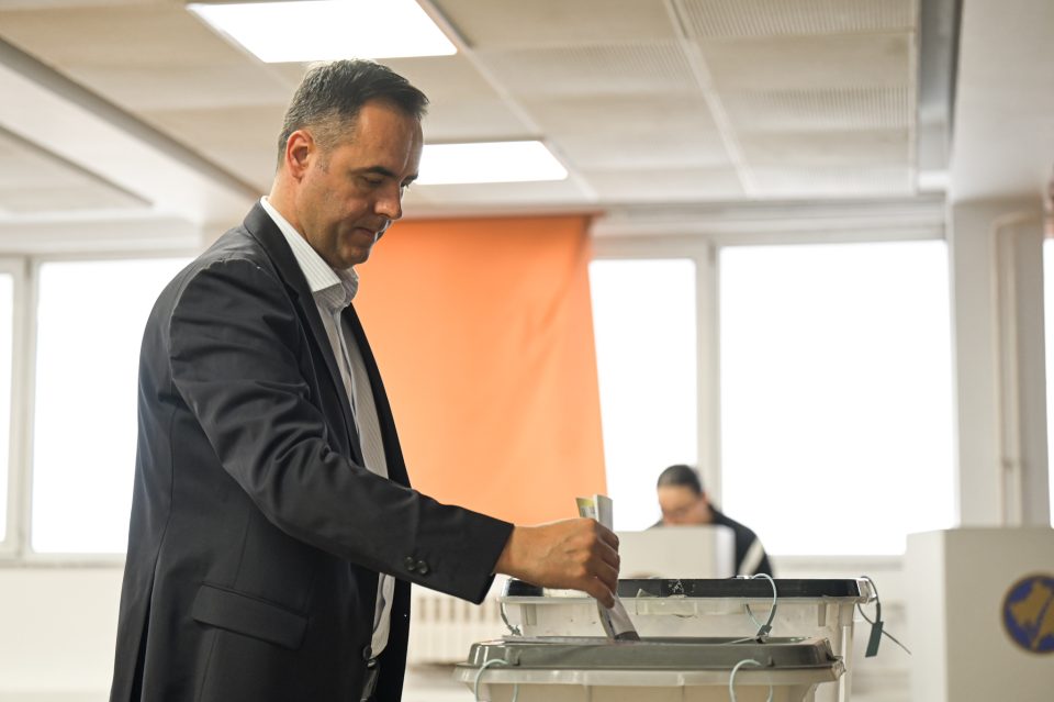 Претседателката на Косово му го додели мандатот за состав на влада на Глаук Коњуфца