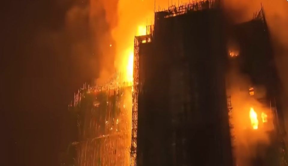 Приведени 15 лица под сомнение за убиство од небрежност во пожарот во Хонг Конг, соопшти полицијата