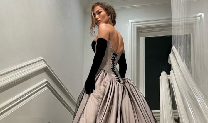 Џенифер Лопез во фустан како од бајка: Деталот во форма на песочен часовник даваше посебен шарм