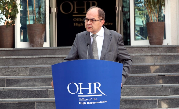 САД побарале оставка од Високиот претставник во БИХ, но тој одбил затоа што „Берлин одлучувал за него“