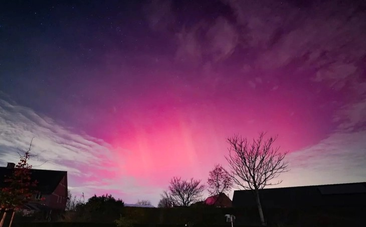 Поларна светлина на небото над северна Белгија и Холандија