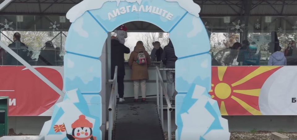 ВИДЕО: Започна новата лизгачка сезона во СЦ „Борис Трајковски“ – погледнете како изгледа лизгалиштето