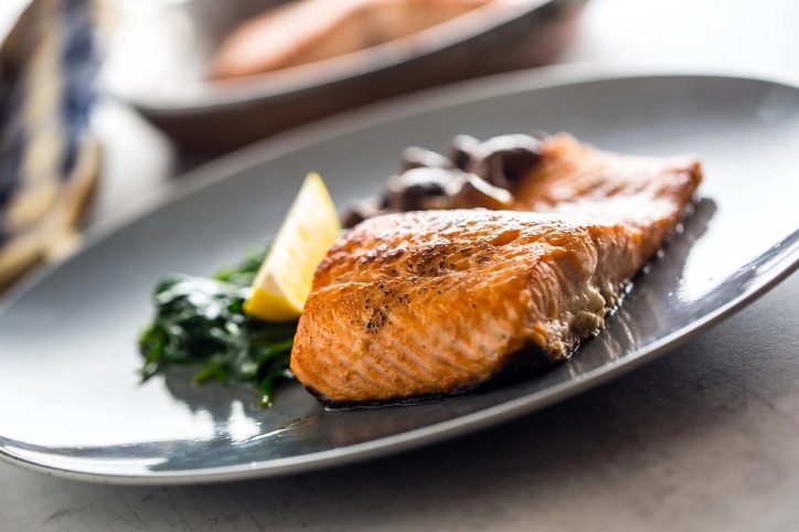 Печен лосос во меден сос