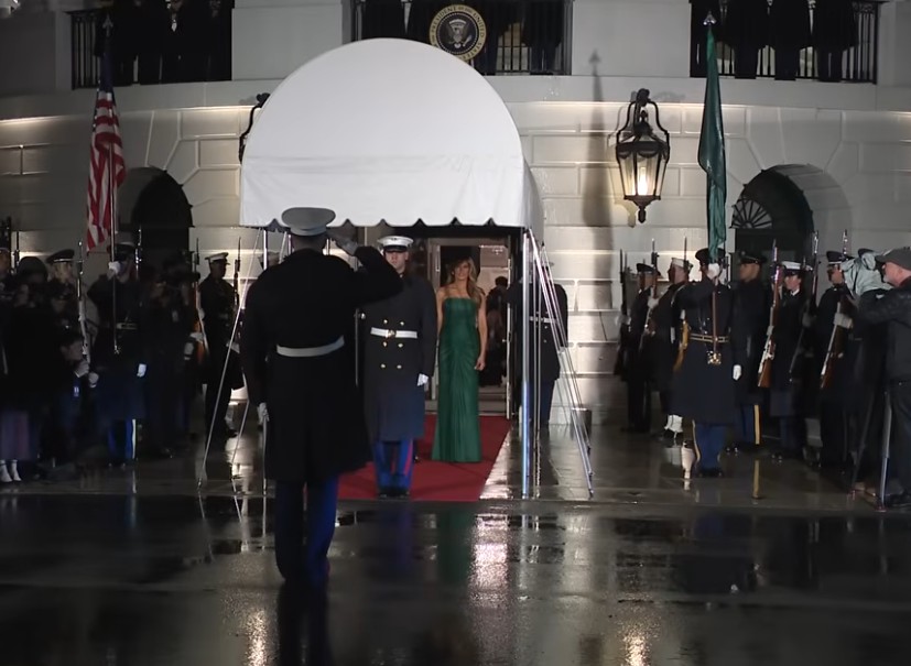 ВИДЕО: Меланија Трамп ја истакна фигурата, тесен смарагден фустан за пречек на принцот од Саудиска Арабија