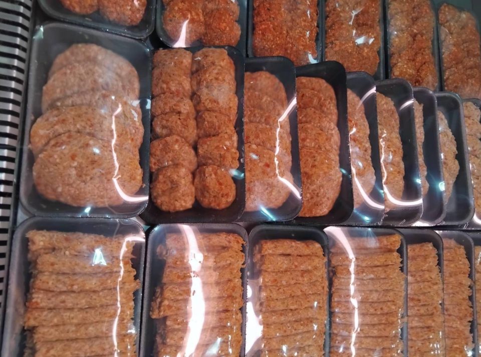 Уништени 37 тони храна со поминат рок: Парични казни и забрани за вршење на дејност (ФОТО)