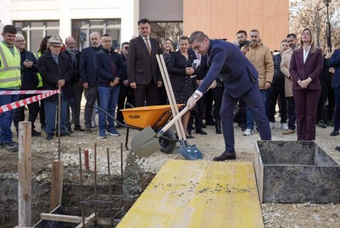 Мицкоски: Започна изградбата на нова спортска сала во ООУ „Блаже Конески„