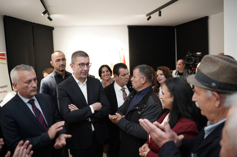 Мицкоски во Тирана на отворање на новите канцеларии на Македонското здружение „ВМРО-ДПМНЕ Албанија“