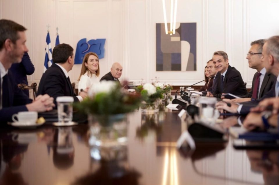 Поддршката за Украина, европската конкурентност и миграцијата во фокусот на средбата Мицотакис-Мецола