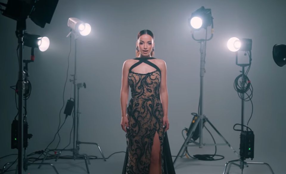 Песна за сите кои веруваат во искрена љубов: Мими објави балада – те сакам до небо и назад (ВИДЕО)