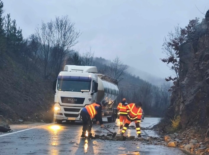 Се чистат одрони на патот Делчево – Македонска Каменица