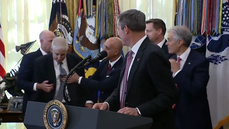 Драма во Белата куќа: Директорот на „Ново Нордиск“ се онесвести пред Трамп во Овалната соба (ВИДЕО)