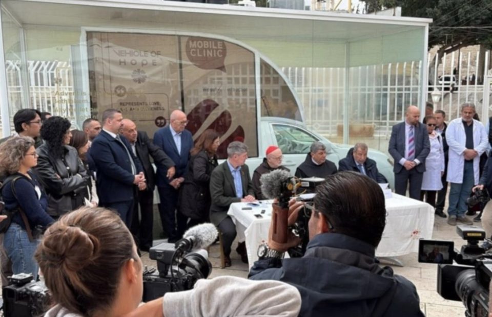 Папамобилот на папата Франциск претворен во мобилна клиника за деца од Газа