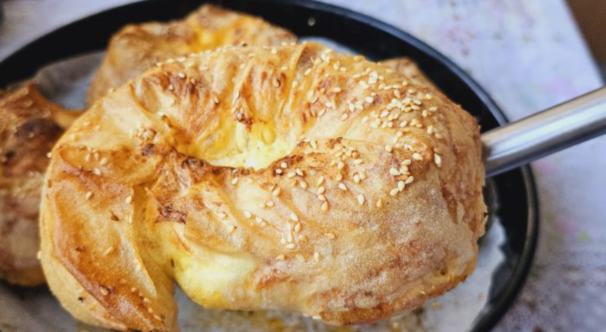 Рецепт за пита со сирење и кулен: Појадок кој ќе го сакаат сите во домот