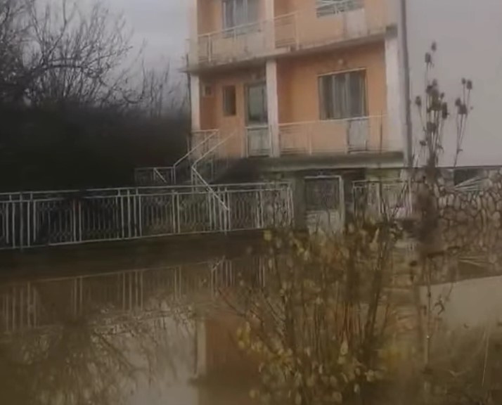 ВИДЕО: Пријавени поплави по обилните врнежи низ Македонија – ова се деталите
