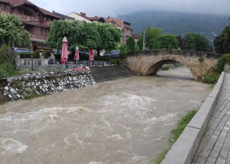 Состојбата со врнежите во моментот стабилна, ЦУК апелира до возачите да имаат зимска опрема и доволно гориво ако патуваат