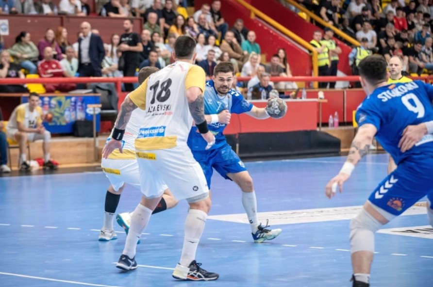 Дуел на непоразените Вардар и Алкалоид