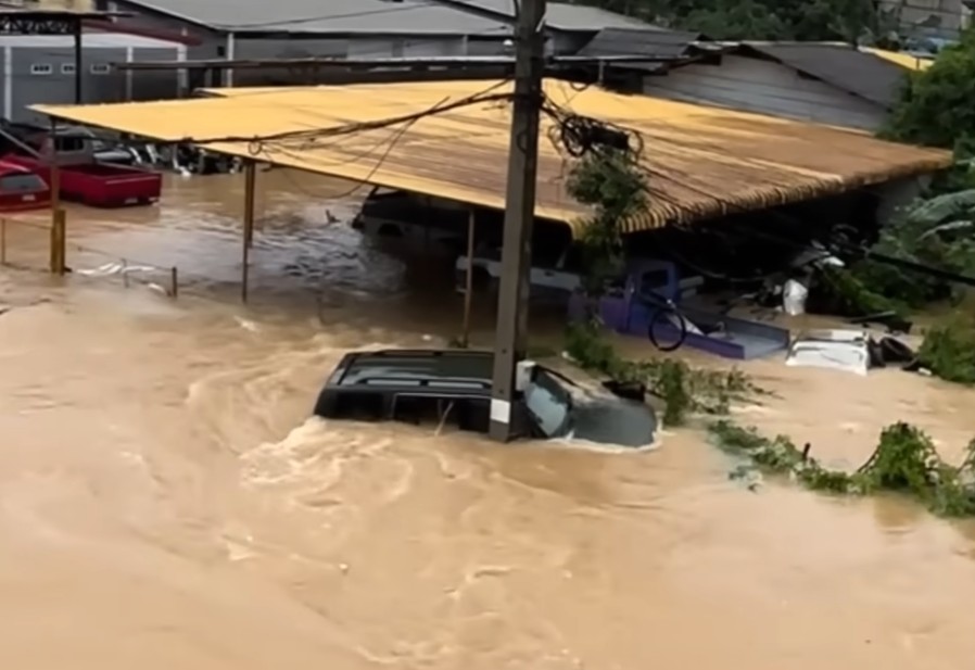 ВИДЕО: Поплави на Тајланд, загинаа 33 луѓе