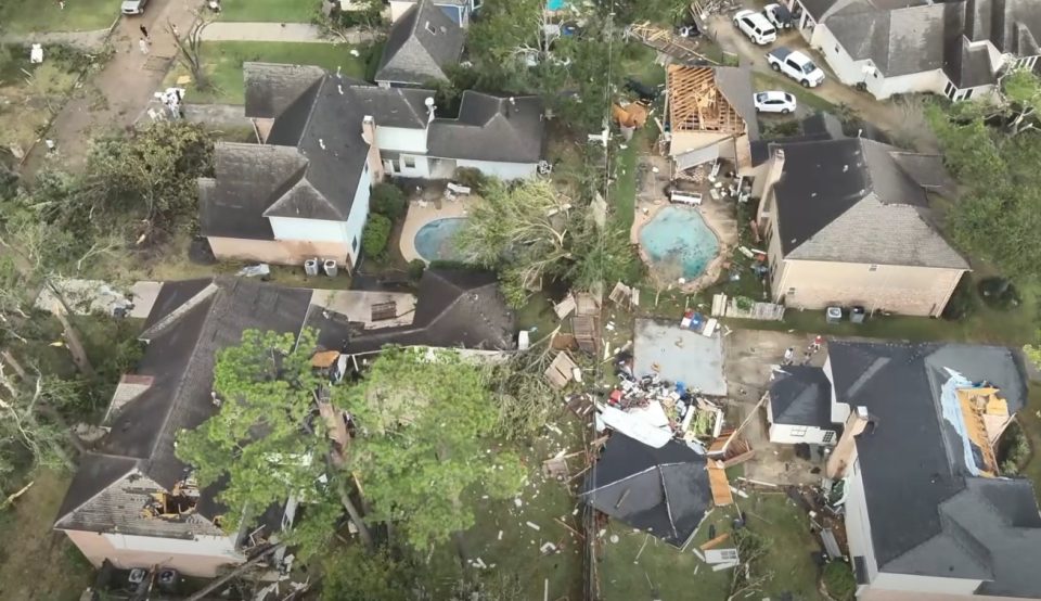 ВИДЕО: Торнадо оштети над 100 куќи во близина на Хјустон