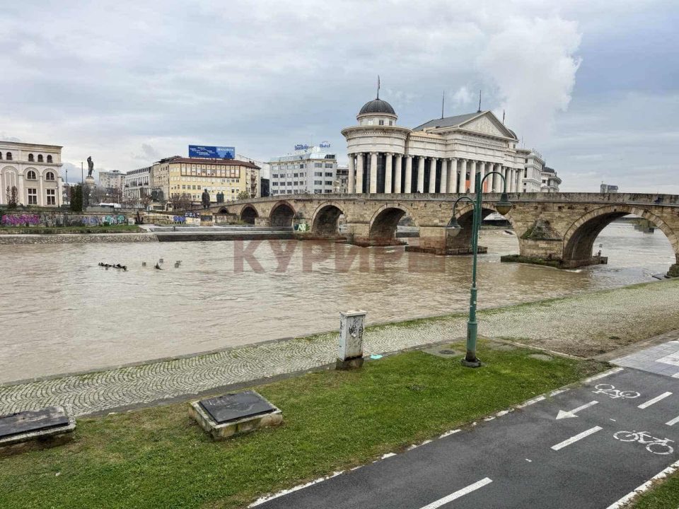ФОТО: Зголемено нивото на Вардар во Скопје, еве каква е состојбата низ Македонија