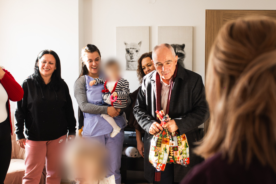 Новогодишни пакетчиња за децата од Домот за доенчиња и мали деца