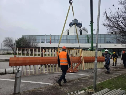 Започна демонтажа на стариот радар на Аеродромот Скопје, авионскиот сообраќај се одвива непречено