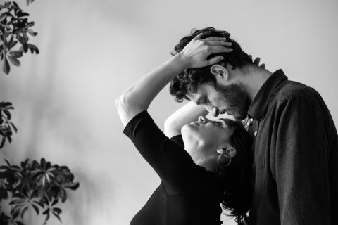 Петте јазици на љубовта: Брачен терапевт открива зошто често не се разбираме иако се сакаме