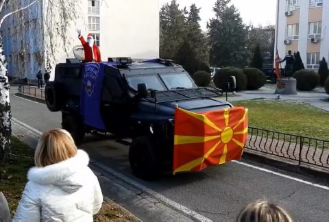 ВИДЕО: Дедо Мраз на оклопно возило, празнична магија во ЕБР
