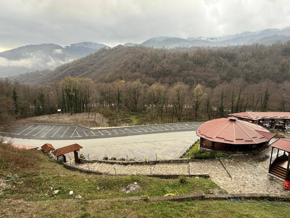 ФОТО: Саниран потпорниот ѕид кај Бигорски манастир, изграден и нов паркинг