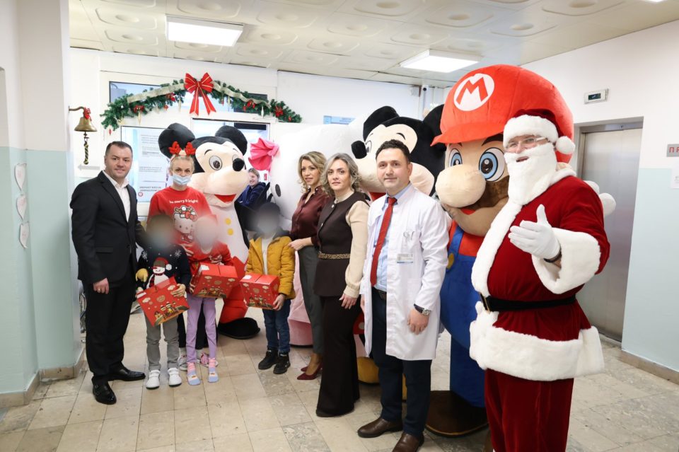 ФОТО: Сопругата на Мицкоски ги израдува најмалите на Клиниката за детски болести со новогодишни подароци