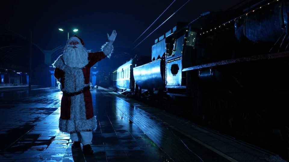 „ДЕДО МРАЗ ДОЈДЕ СО ВОЗ“ специјална новогодишна театарска претстава за деца  на Железничка станица – Скопје