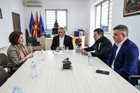 Сиљановска-Давкова ја посети шивалната во КПД Идризово: Секој заслужува втора животна шанса