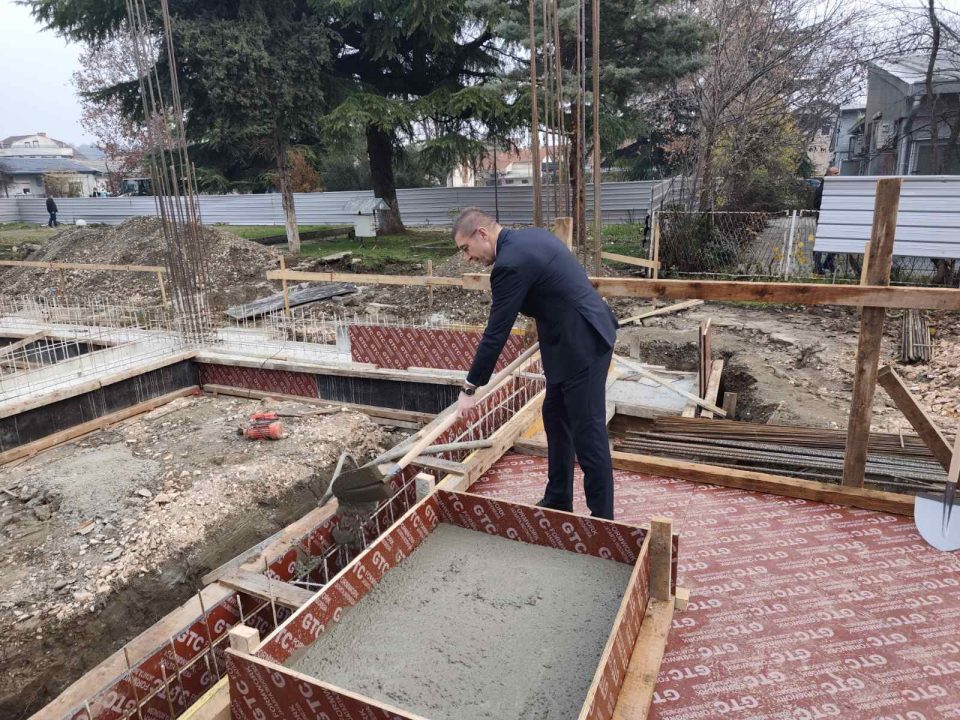 Мицкоски утре на поставување на камен темелник на нова спортска сала во Колешино, Ново Село