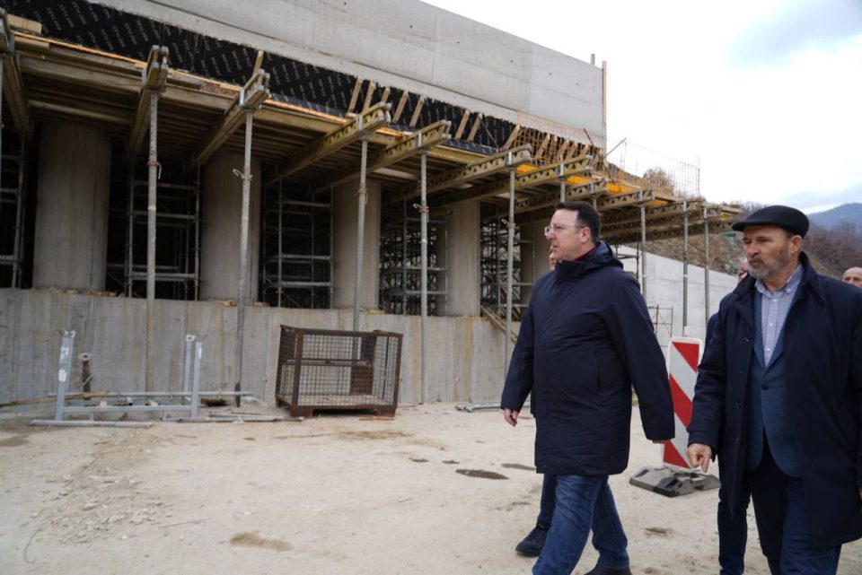 (ФОТО) Николоски: Со сложени инженерски зафати кои за прв пат се користат во регионот, ќе го доизградиме автопатот Охрид-Кичево