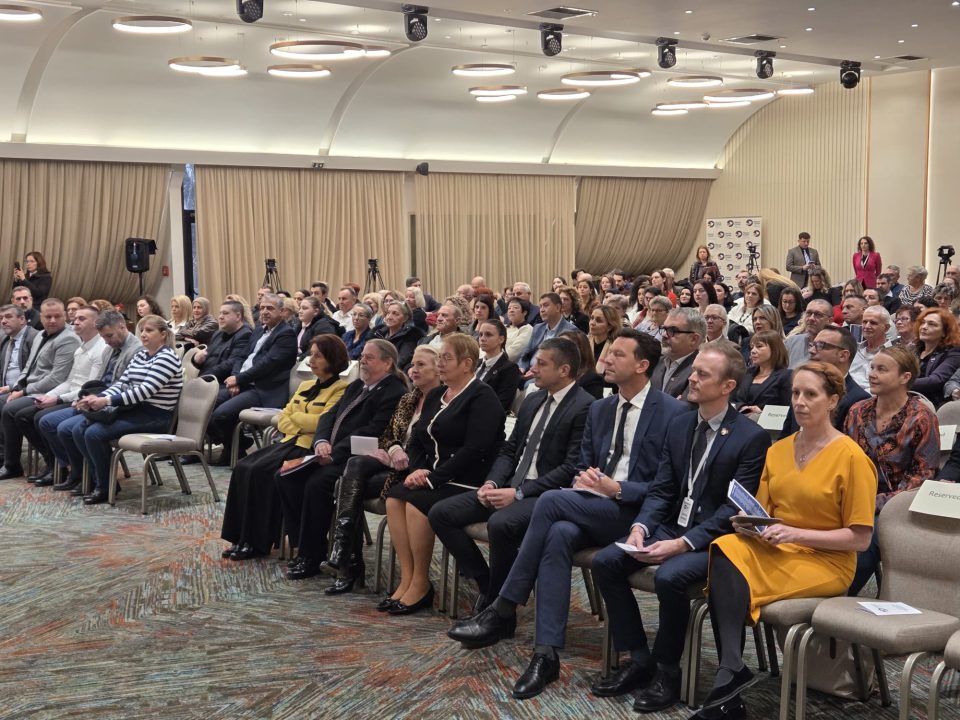 Продолжува поддршката на Американскиот мировен корпус во градење поинклузивна  училишна средина и јакнење на јазичните вештини на учениците