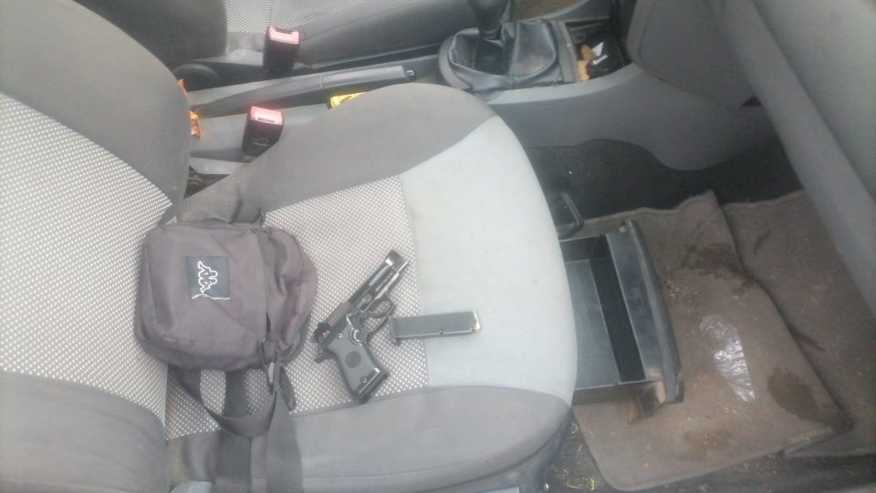 Пронајден пиштол во возило, приведени две лица во Јурумлери