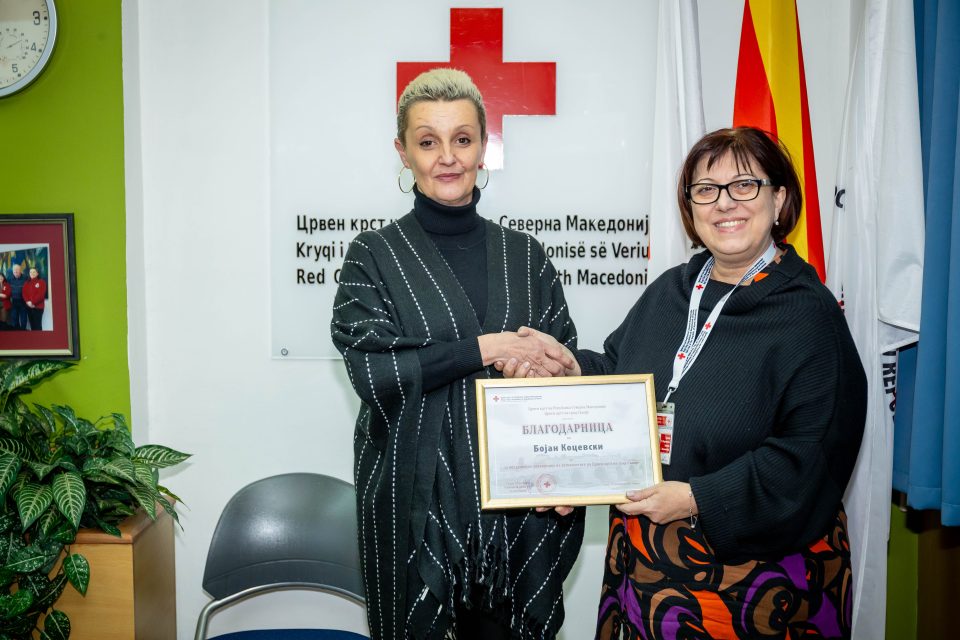 Мастербет донираше близу 400 новогодишни пакетчиња за хуманитарните активности на Црвениот крст