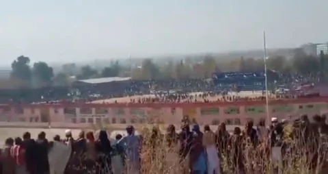 (ВИДЕО) На стадион во Авганистан јавно егзекутиран маж кој убил 13 членови на едно семејство
