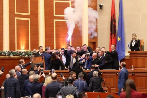 Хаос во албанскиот парламент, опозициските пратеници ја блокираа седницата