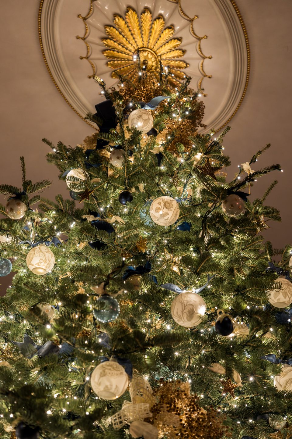 ВИДЕО: Меланија Трамп ја украси Белата куќа, над 50 новогодишни елки и 3.500 пеперутки