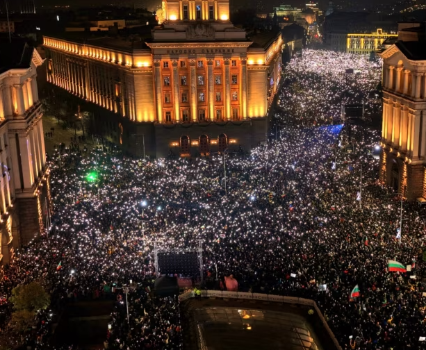 Бараа Бугари во МАКЕДОНСКИ УСТАВ, добија Бугари на СОФИЈСКИ УЛИЦИ: Немало таков протест досега