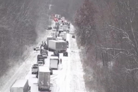 Снежна бура во САД: Откажани речиси 500 летови, верижен судир помеѓу 45 возила во Индијана