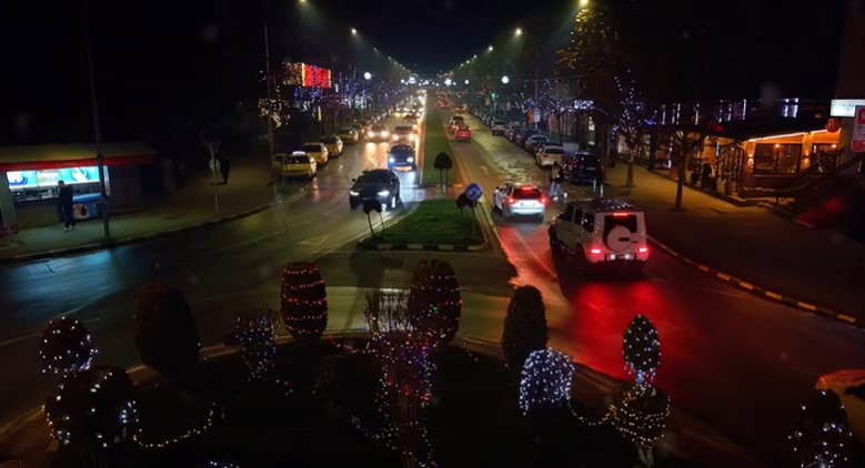 ВИДЕО: Кичево за прв пат блеска во најубавото предновогодишно празнично руво