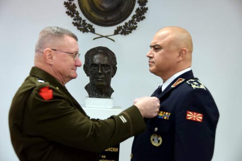 ФОТО: Командантот Најт го одликуваше началникот на ГШ на АРМ со Медал за истакната служба
