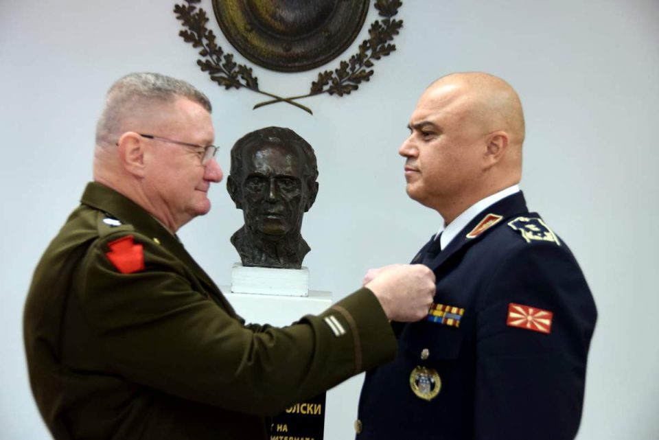 ФОТО: Командантот Најт го одликуваше началникот на ГШ на АРМ со Медал за истакната служба