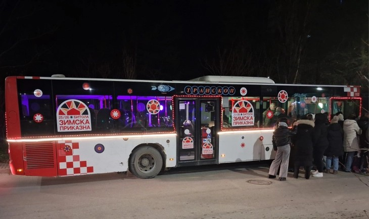 „Празничен автобус“ – новогодишна атракција во Битола, вечер новогодишен концерт пред Офицерски дом на Ламбе Алабаковски
