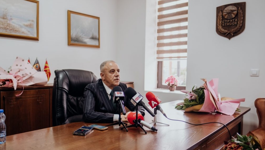 Не го истакнал македонското знаме: Прекршочна постапка против градоначалникот на Струга